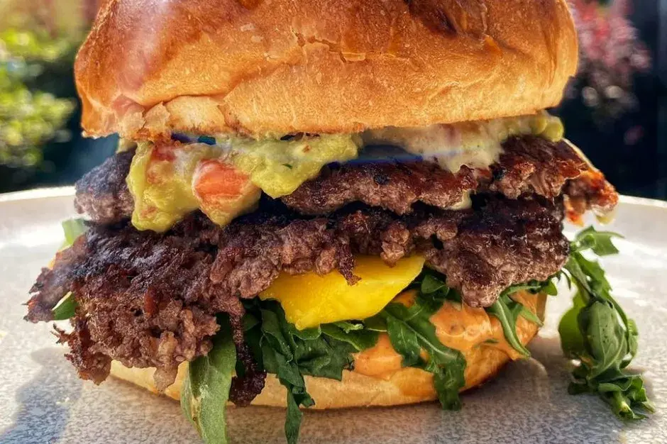 Ile waży burger wołowy? Odkryj różnice między markami i typami