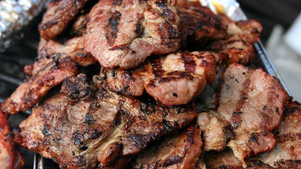 Grillowana karkówka z widocznymi paskami z rusztu.