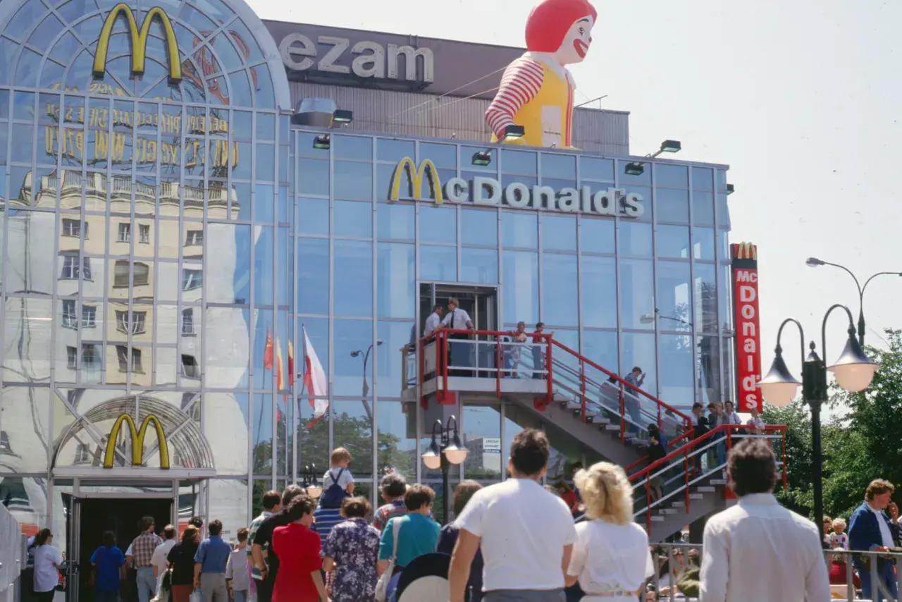 Pierwszy McDonald w Polsce, tłumy ludzi przed wejściem, Ronald McDonald na dachu.