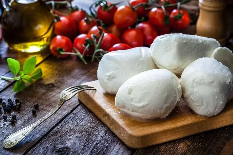 Jakie sery do pizzy wybrać, aby zachwycić smakiem?