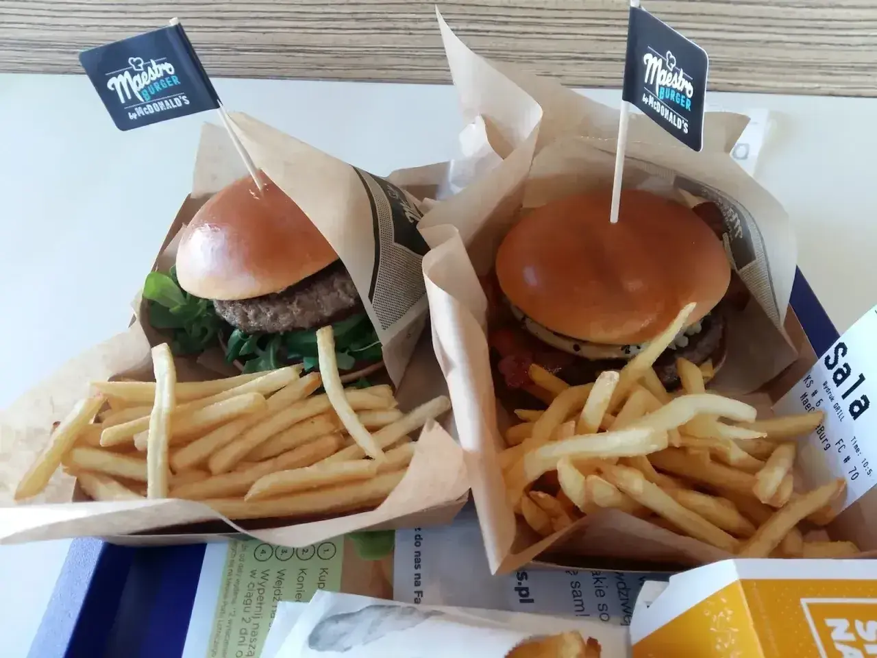 Dwa pyszne Maestro Burger od McDonald's z frytkami. Sprawdź aktualną maestro burger cena i ciesz się smakiem!