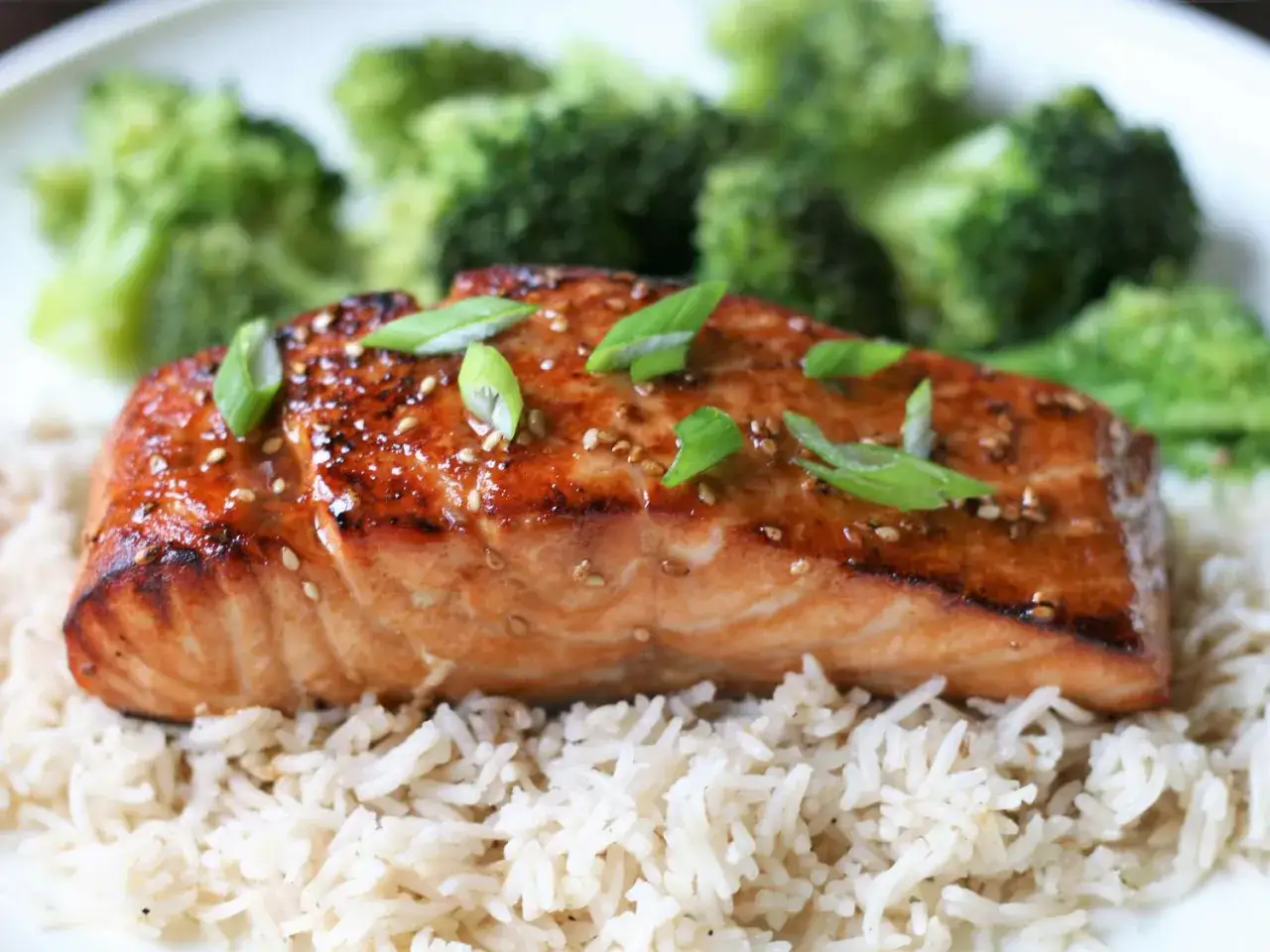 Łosoś w sosie teriyaki na ryżu z brokułami.