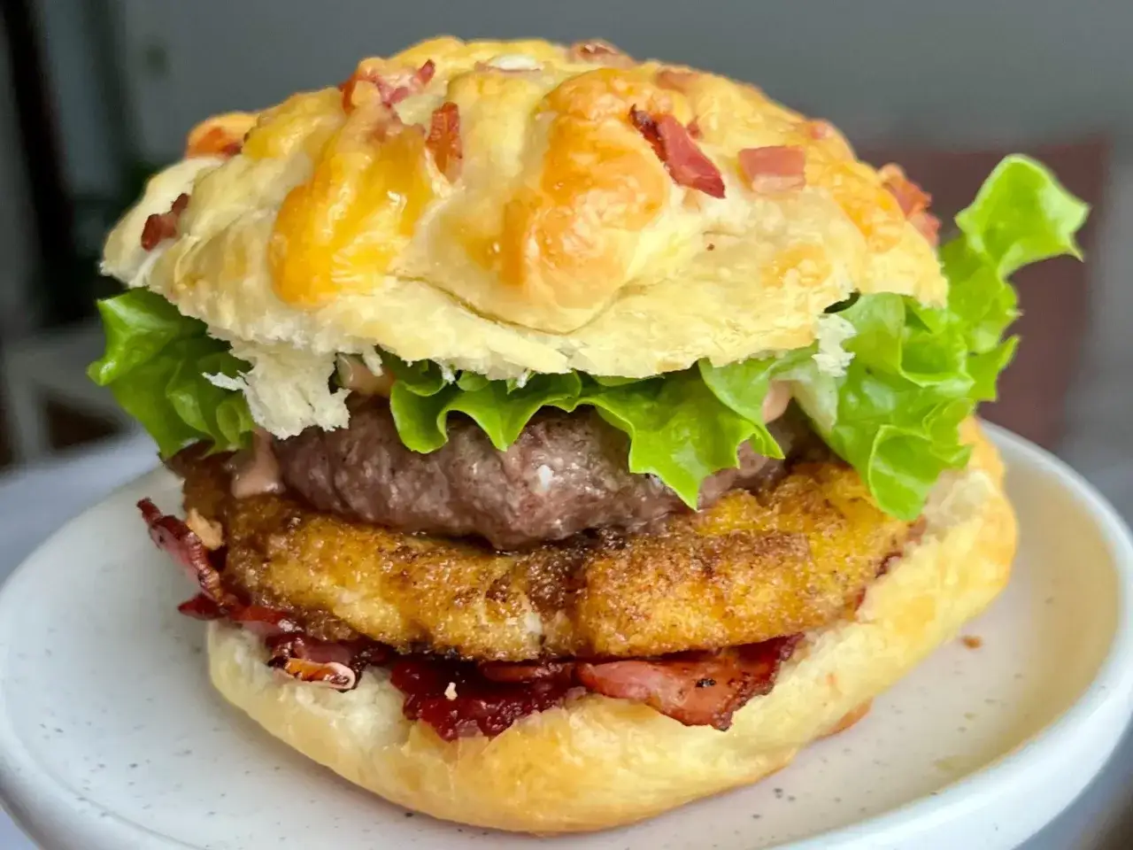 Pyszny burger z wołowiną, chrupiącym bekonem i serem, jakby przygotowany przez samego drwala z chrzanem.