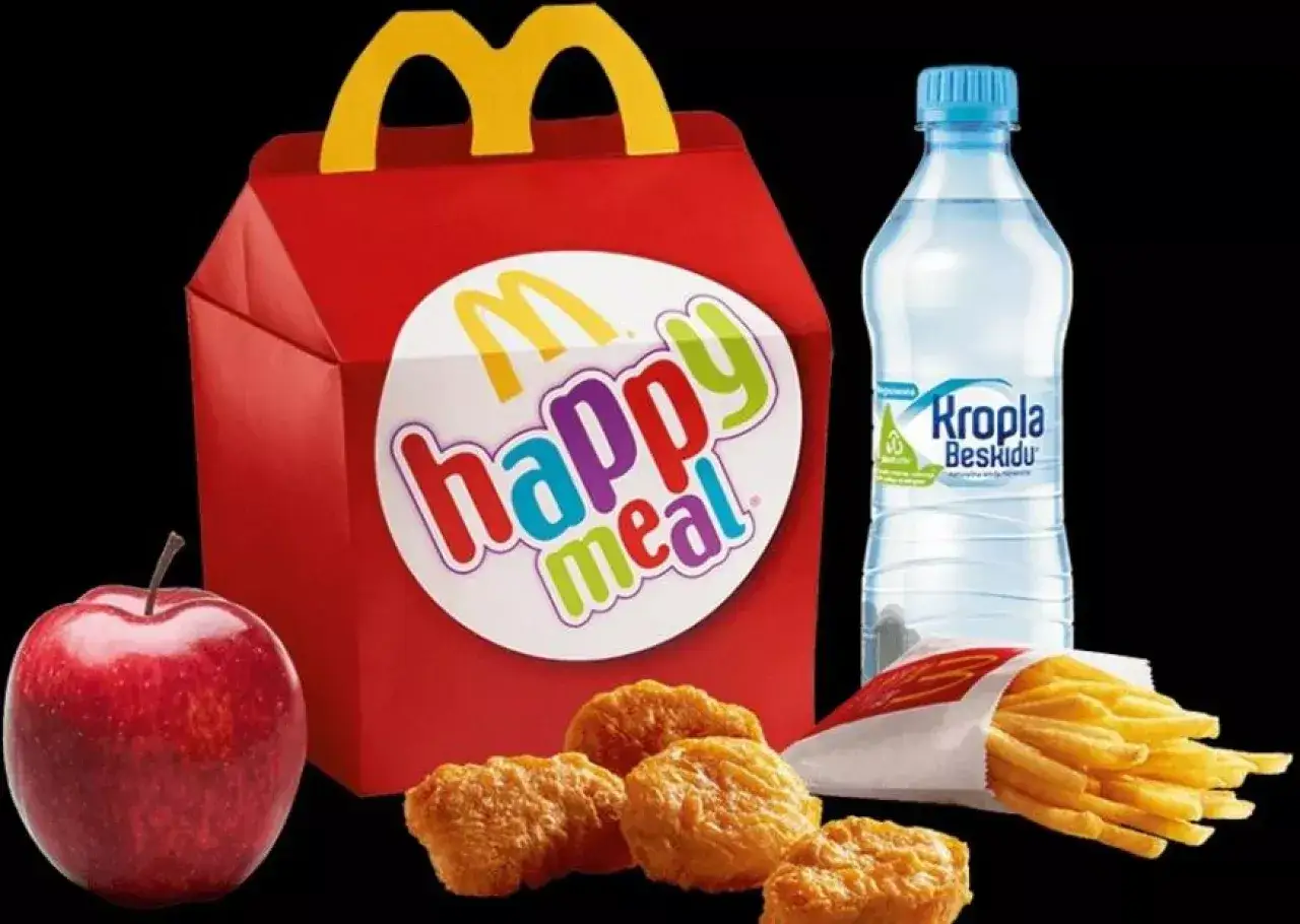 Czerwone pudełko McDonald's z napisem 