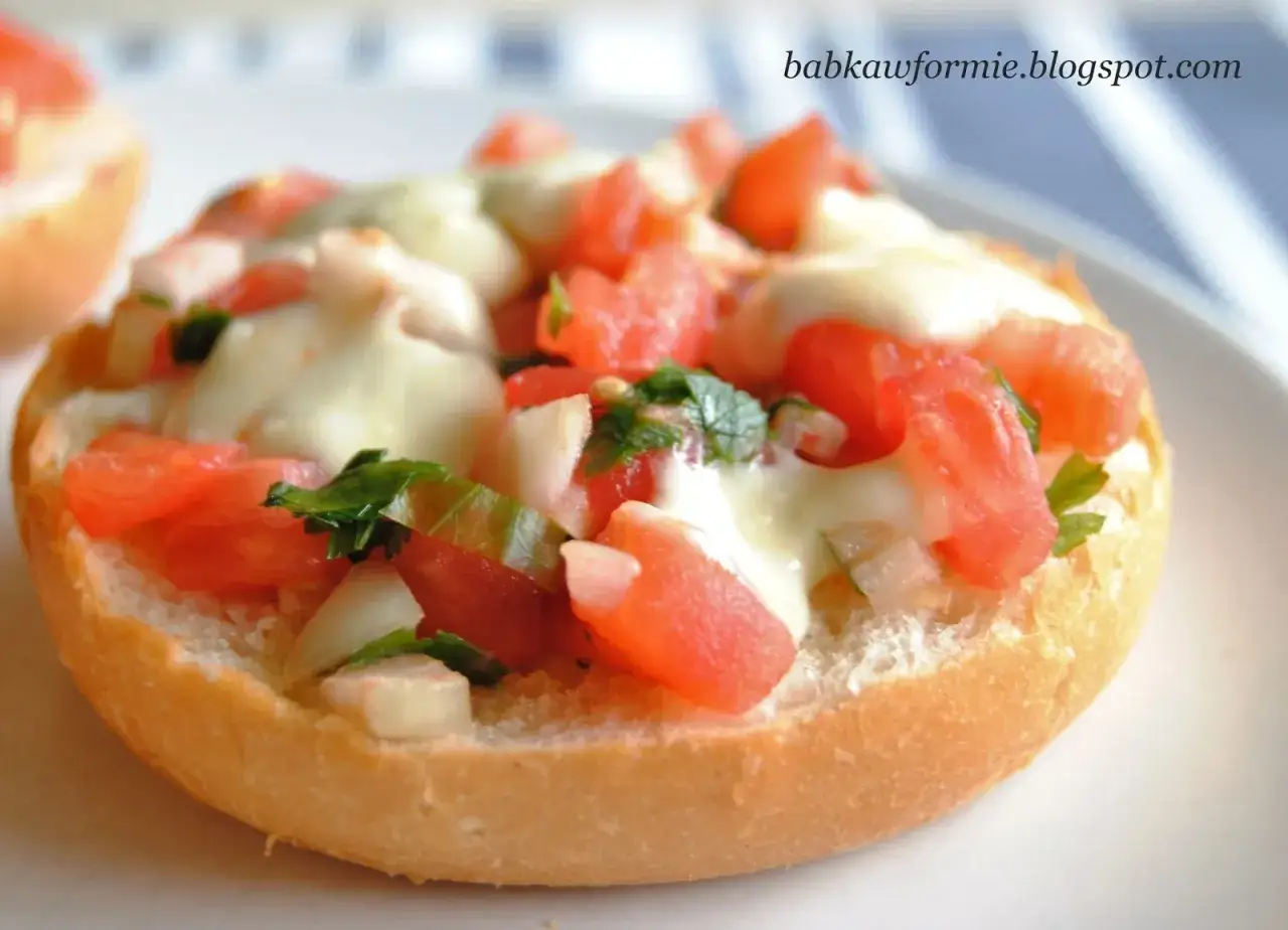 Bruschetta z pomidorami i mozzarellą, idealna na szybką przekąskę. Prosty przepis na pyszne danie.