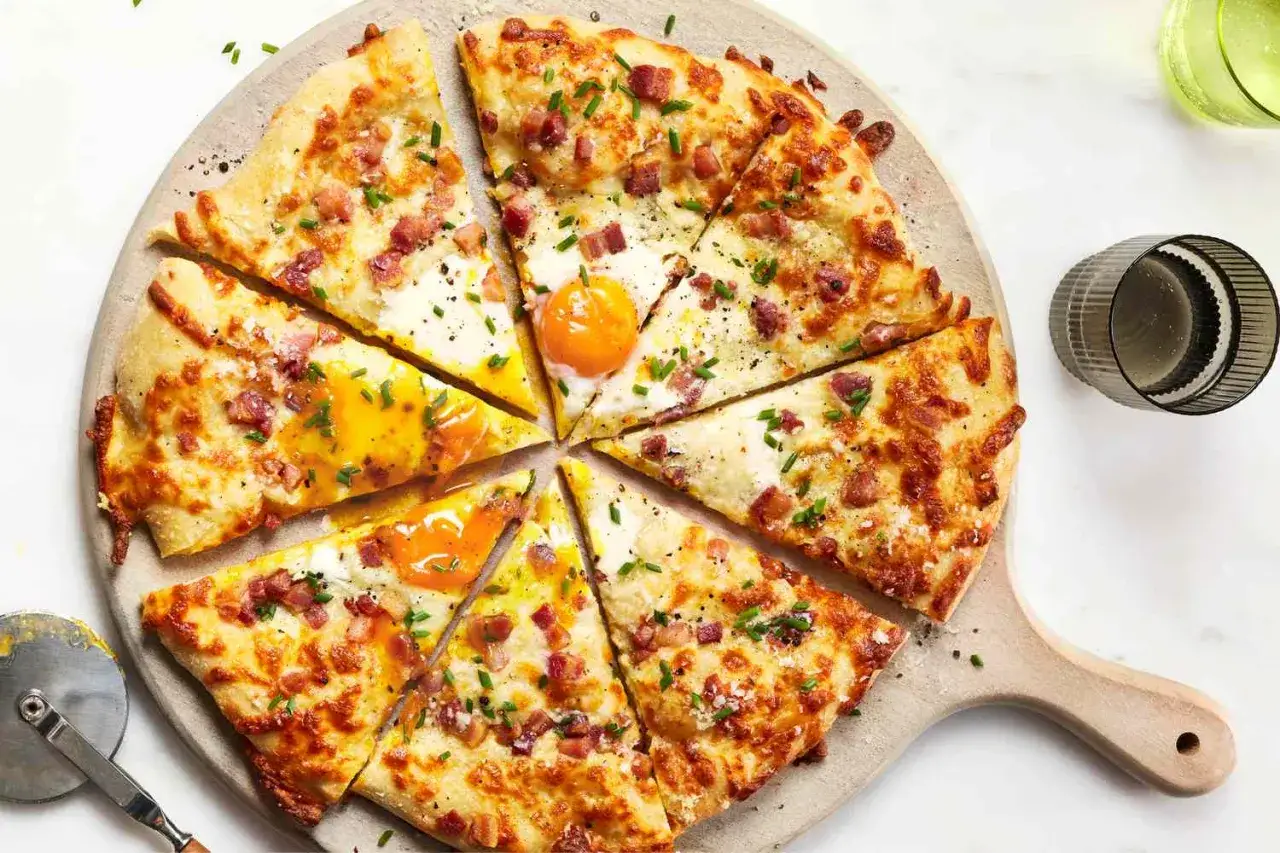 Pizza carbonara z chrupiącym boczkiem, ciągnącym serem i płynnym żółtkiem na każdym kawałku.
