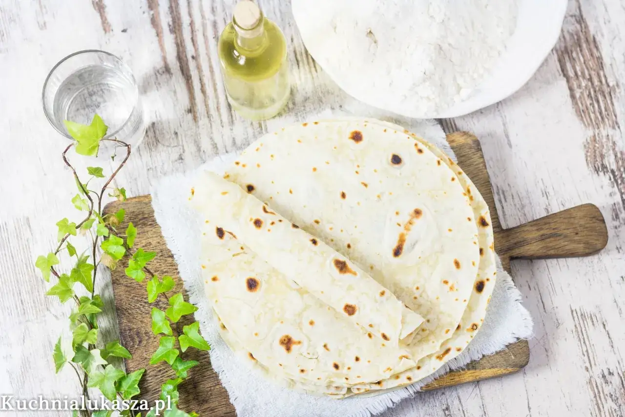 Domowe placki tortilli, idealne do wrapów. Oto najlepsza tortilla przepis na pyszne placki z mąki, wody i oleju.