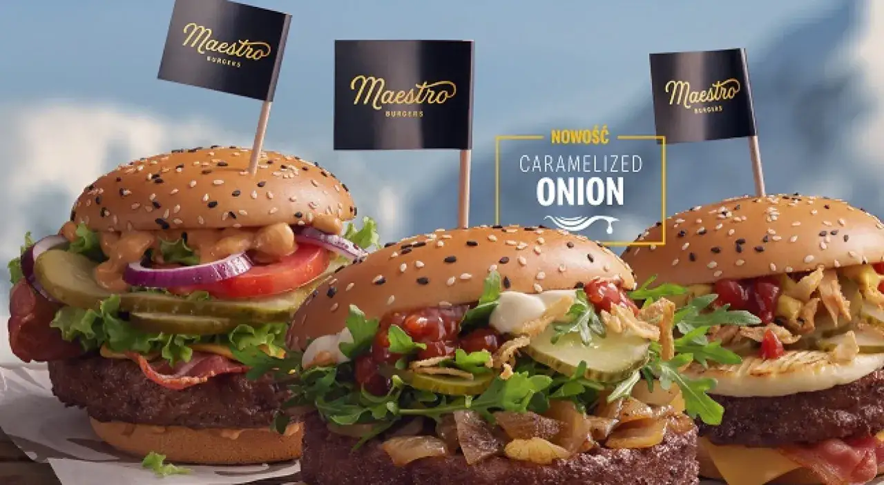 Trzy soczyste Maestro burgery z karmelizowaną cebulką. Sprawdź maestro burger cena i skomponuj swój idealny zestaw!