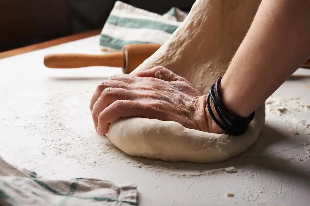 Zdjęcie Jak rozciągnąć ciasto na pizzę: sekrety idealnej tekstury i grubości