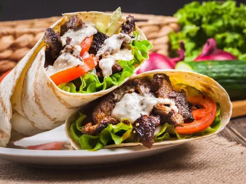 Zdjęcie Ile kalorii ma mały kebab? Sprawdź, co wpływa na jego kcal