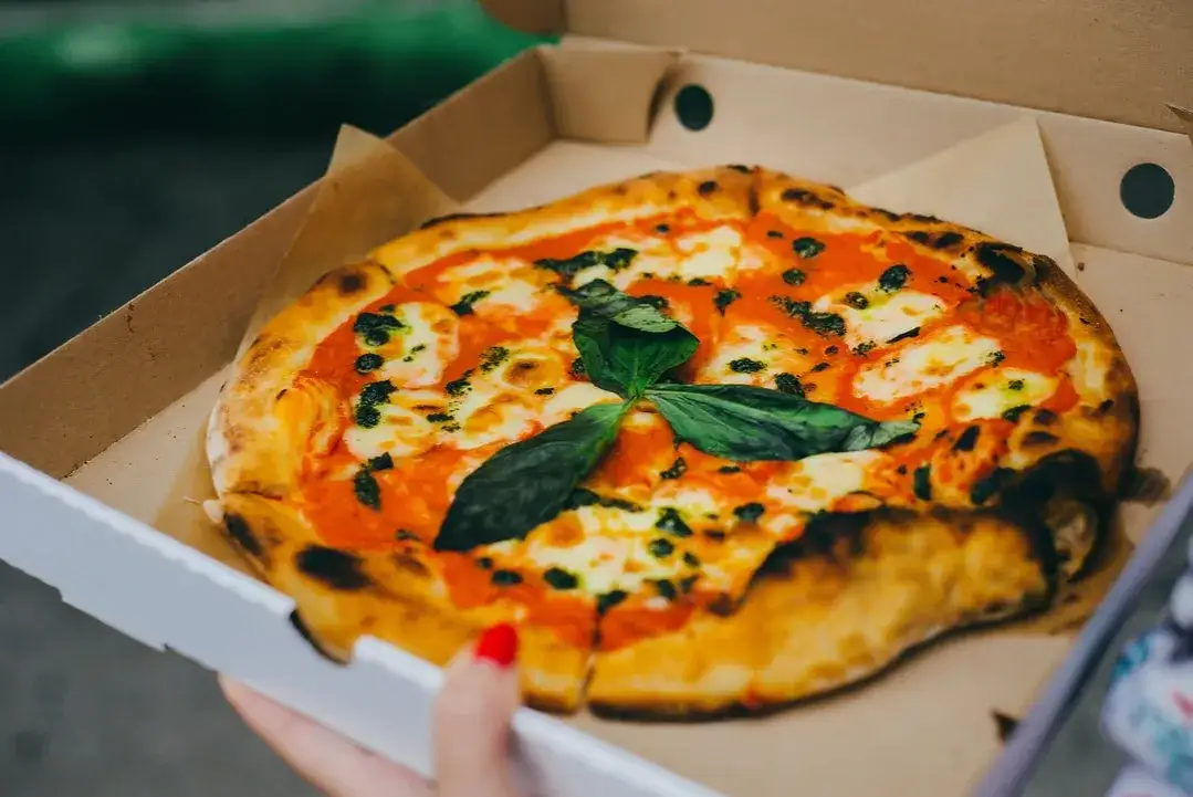 Zdjęcie Ile kalorii ma mała pizza? Zaskakujące różnice w kaloryczności