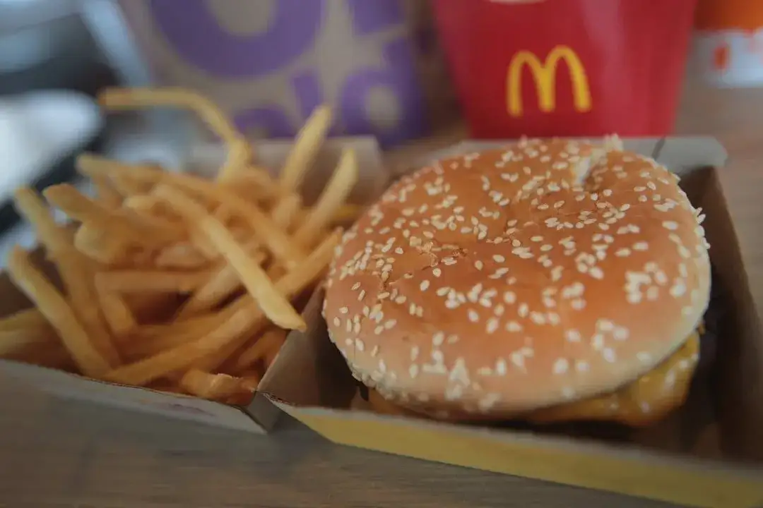 Zdjęcie Ile kalorii ma hamburger? Zaskakujące różnice w kaloryczności