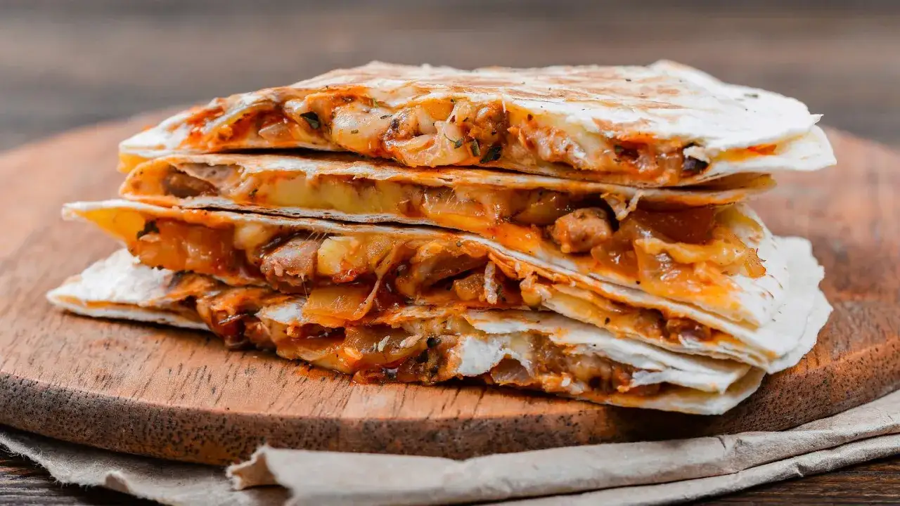 Stos quesadillas z mięsem i serem, idealne na szybki obiad. Wypróbuj nasz qurrito przepis!