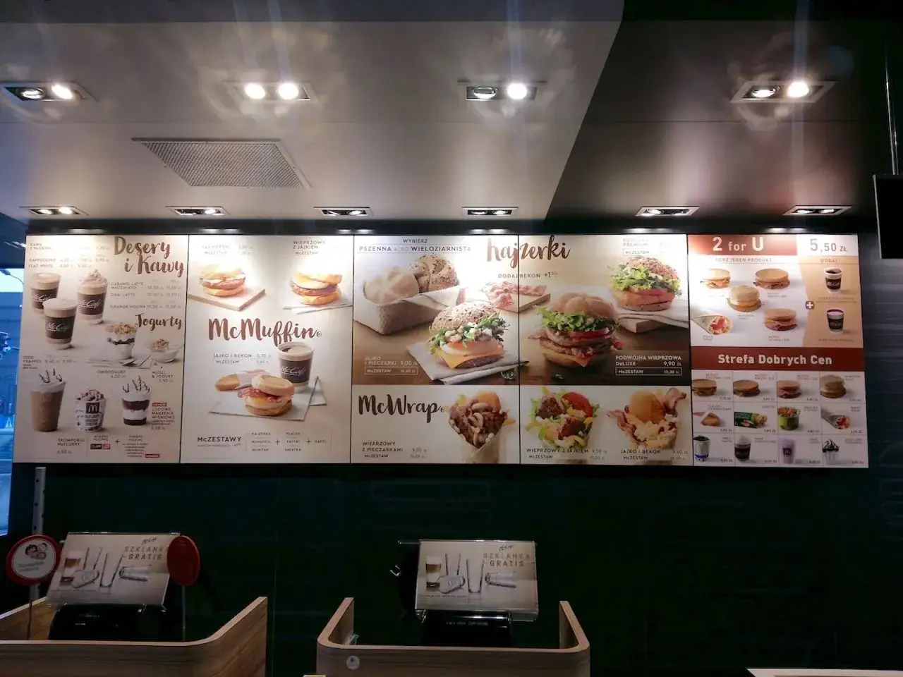 Oferta śniadaniowa McDonald's: McMuffin, McWrap, McFlurry i napoje. Idealna na szybkie rozpoczęcie dnia.